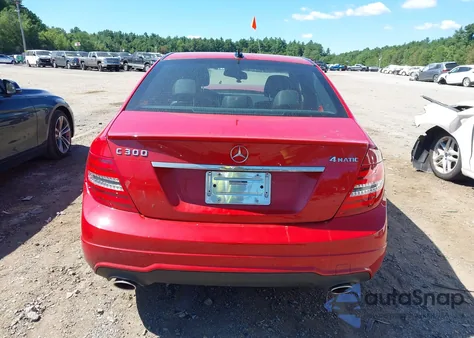 2013 Mercedes-Benz C 300 Luxury 4Matic/Sport 4Matic z USA, uszkodzony, nr VIN WDDGF8AB8DG047453